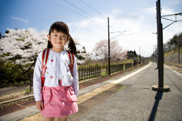 ランドセルを背負った女の子と桜
(c)KAZUO OGAWA/orion