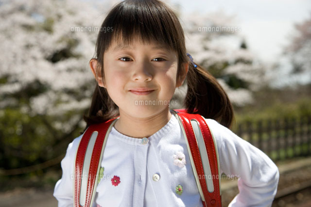 ランドセルを背負った女の子と桜
(c)KAZUO OGAWA/orion