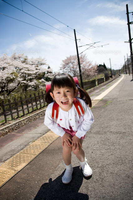ランドセルを背負った女の子と桜
(c)KAZUO OGAWA/orion