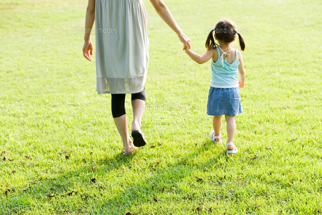 公園を歩くお母さんと女の子の後姿
(c)KAZUO OGAWA/orion
