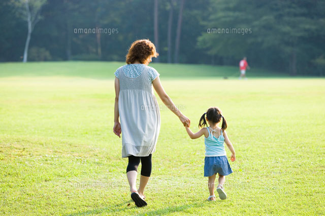 公園を歩くお母さんと女の子の後姿
(c)KAZUO OGAWA/orion