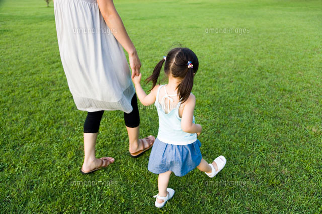 手をつないで歩くお母さんと女の子の後姿
(c)KAZUO OGAWA/orion