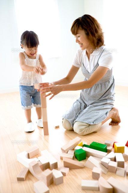 積み木で遊ぶお母さんと女の子
(c)KAZUO OGAWA/orion