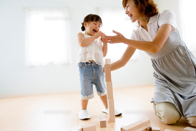 積み木で遊ぶお母さんと女の子
(c)KAZUO OGAWA/orion