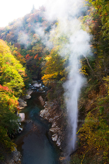 川俣温泉の間欠泉と鬼怒川紅葉
(c)KAZUO OGAWA/orion