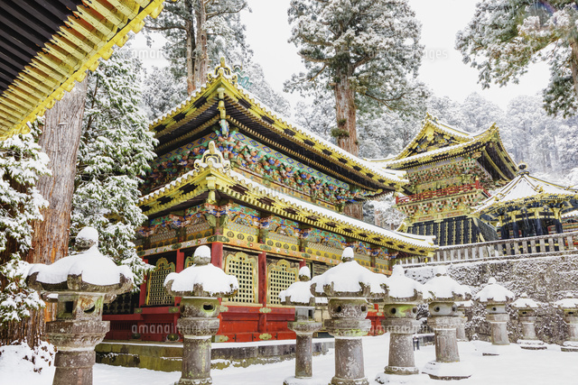 日光東照宮 輪蔵と鼓楼と釣燈籠( 左から) 平成の大修理後
(c)KAZUO OGAWA/SEBUN PHOTO