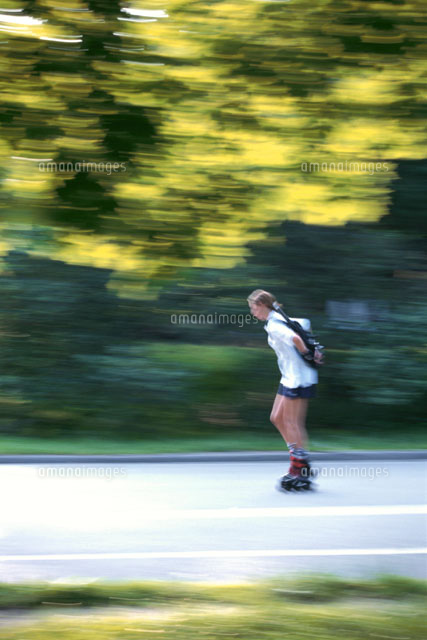 ローラーードで道路を走る外国人女性
(c)NAOKI OKAMOTO/orion