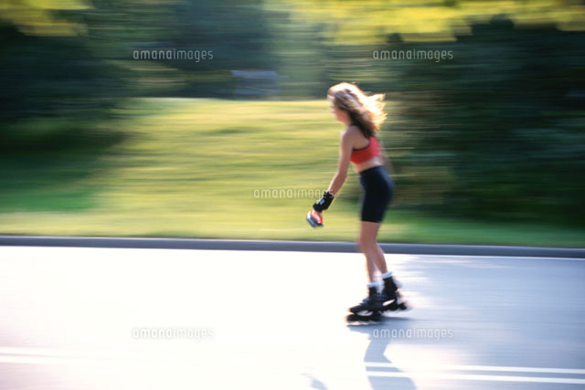 ローラーードで道路を走る外国人女性
(c)NAOKI OKAMOTO/orion