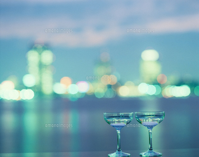 シャンパングラスと夜景
(c)TAKAO ONOZATO/orion
