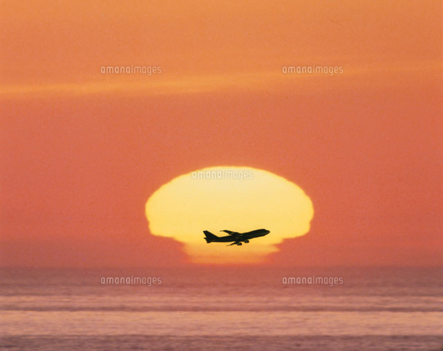 太陽と飛行機のシルエット(オレンジ色)
(c)TAKAO ONOZATO/orion