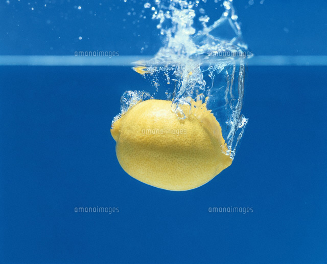 水に落ちるレモン
(c)TAKAO ONOZATO/orion