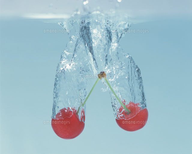 水に落ちるサクランボ
(c)TAKAO ONOZATO/orion