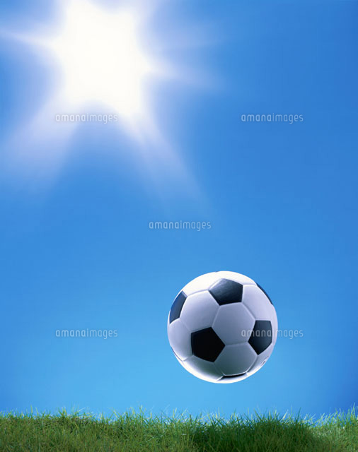 太陽とサッカーボールと芝生
(c)TAKAO ONOZATO/orion