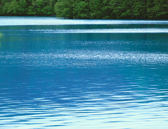 オンネトーの水面 北海道
(c)TAKAO ONOZATO/orion