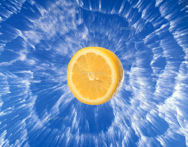 飛び散る水とレモン
(c)TAKAO ONOZATO/orion