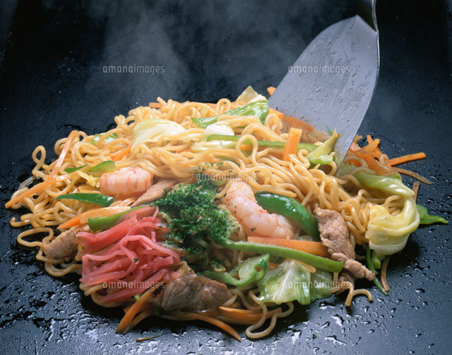 鉄板に盛った焼きそば
(c)TAKAO ONOZATO/orion