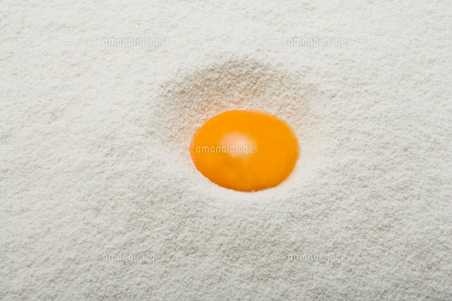 小麦粉の窪みに割られた卵黄
(c)TAKAO ONOZATO/orion