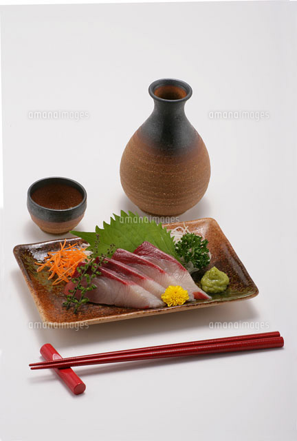ハマチの刺身と酒
(c)TAKAO ONOZATO/orion