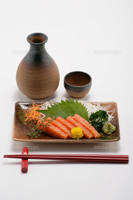 サーモンの刺身と酒
(c)TAKAO ONOZATO/orion