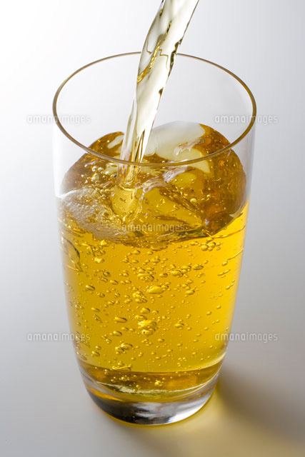 コップに注がれる緑茶
(c)TAKAO ONOZATO/orion