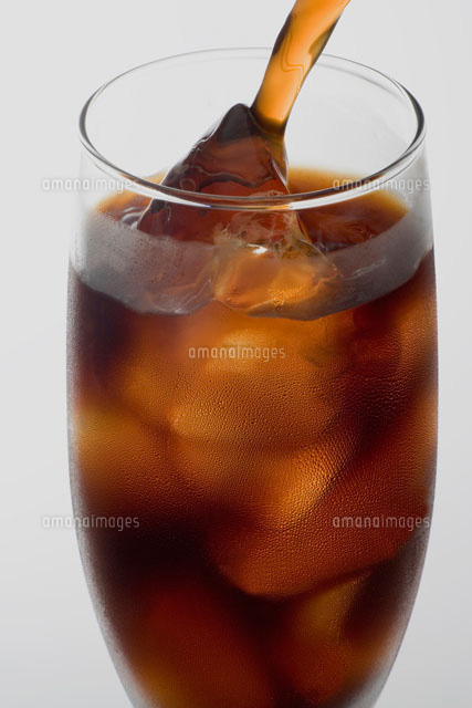コップに注がれるアイスコーヒー
(c)TAKAO ONOZATO/orion