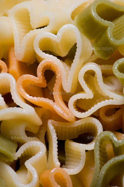 茹でたハート型のパスタの敷詰め
(c)TAKAO ONOZATO/orion