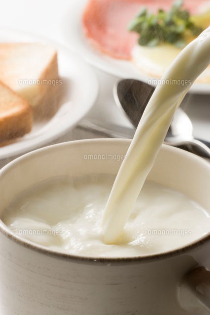 カップに注ぎ込む牛乳
(c)TAKAO ONOZATO/orion
