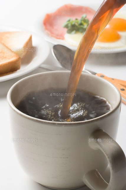 カップに注ぎ込むコーヒー
(c)TAKAO ONOZATO/orion