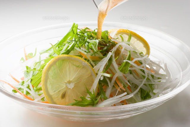 ドレッシングをかけた大根と水菜のサラダ
(c)TAKAO ONOZATO/orion