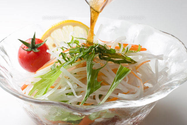 ドレッシングをかけた大根と水菜のサラダ
(c)TAKAO ONOZATO/orion