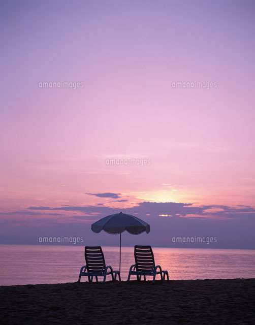 夕暮の浜辺のデッキチェアとパラソル 沖縄県
(c)SHIGEYUKI UENISHI/orion