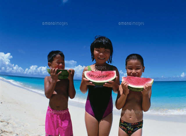 スイカを食べる日本の子供たち 宮古島 沖縄県
(c)SHIGEYUKI UENISHI/orion