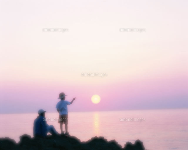 夕日を見る親子 沖縄県
(c)SHIGEYUKI UENISHI/orion