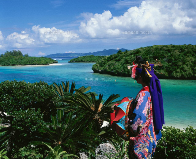 川平湾と琉装の女性 沖縄県
(c)SHIGEYUKI UENISHI/SEBUN PHOTO