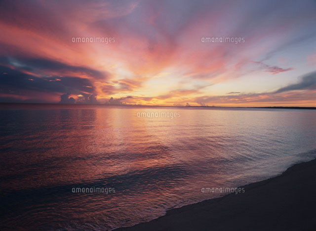 夕暮れの海と彩雲 沖縄県
(c)SHIGEYUKI UENISHI/SEBUN PHOTO