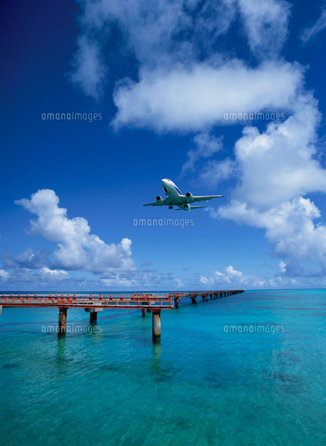 海と飛行機と雲(ペパーミントブルー) 宮古列島 下地島
(c)SHIGEYUKI UENISHI/SEBUN PHOTO