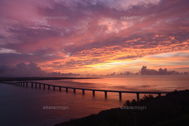 朝焼けと来間大橋
(c)SHIGEYUKI UENISHI/SEBUN PHOTO