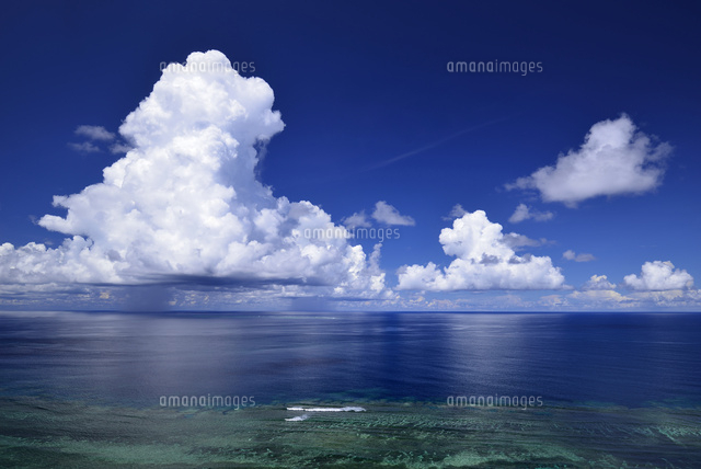珊瑚礁の海と積乱雲
(c)SHIGEYUKI UENISHI/SEBUN PHOTO