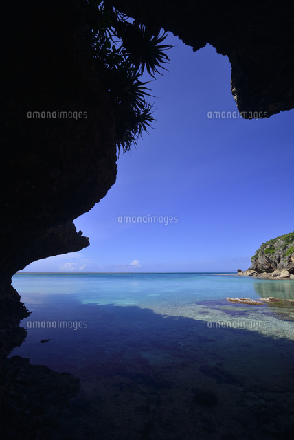 岩陰から見る風景
(c)SHIGEYUKI UENISHI/SEBUN PHOTO
