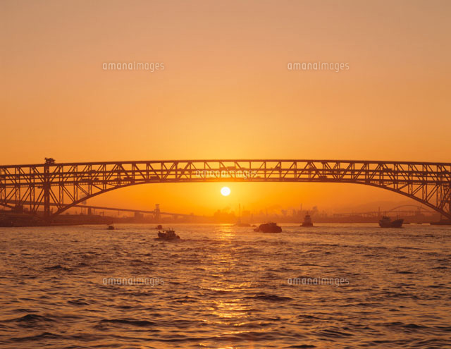 港大橋と朝日 大阪府
(c)MASANOBU HIROSE/SEBUN PHOTO
