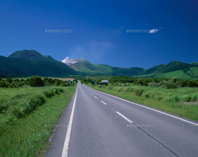 山へ向かう道路 やまなみハイウェイ 九重連山 大分県
(c)MASANOBU HIROSE/SEBUN PHOTO