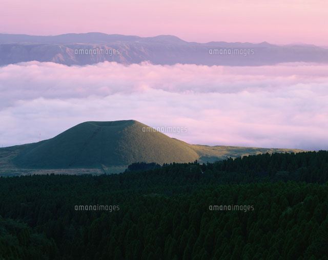 朝焼けの雲海と米塚 阿蘇 熊本県
(c)MASANOBU HIROSE/SEBUN PHOTO