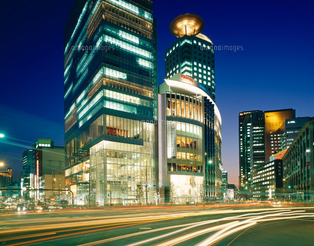 西梅田のビルの夜景
(c)MASANOBU HIROSE/SEBUN PHOTO