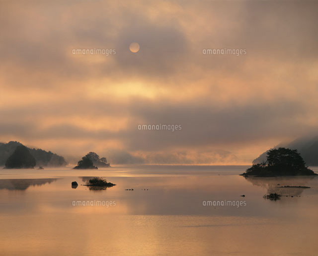 秋元湖の日の出 裏磐梯 福島県
(c)KOICHIRO KITAOKU/SEBUN PHOTO