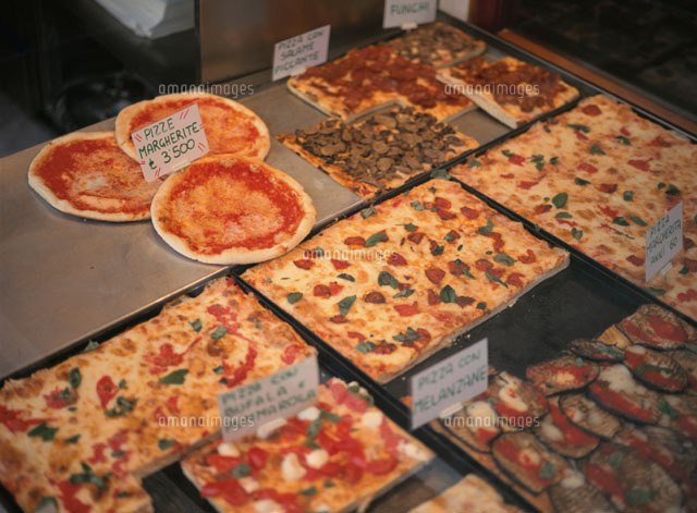 店頭に並ぶ焼き立てのピザ ヴェネチア イタリア
(c)KOICHIRO KITAOKU/SEBUN PHOTO