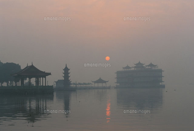 太湖と日の出 無錫 中国
(c)KOICHIRO KITAOKU/SEBUN PHOTO