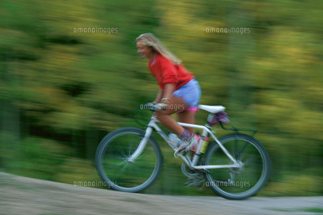 マウンテンバイクに乗る外国人女性
(c)MICHAEL YAMASHITA/SEBUN PHOTO