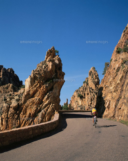 レ・カランシュをサイクリングする人物の後姿 コルシカ島
(c)PAUL THOMPSON/SEBUN PHOTO