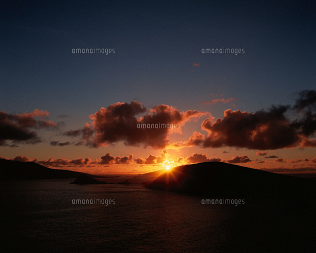 夕暮れのスレー岬とグレート・ブラスケット島 アイルランド
(c)PAUL THOMPSON/SEBUN PHOTO