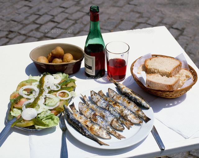 サーディンとワインの食事
(c)PAUL THOMPSON/SEBUN PHOTO